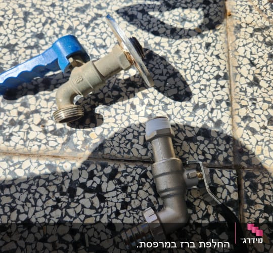 ברזים על רצפת אריחים בשמש